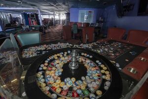 Призрачные кадры с опустевшего круизного лайнера (26 фото)