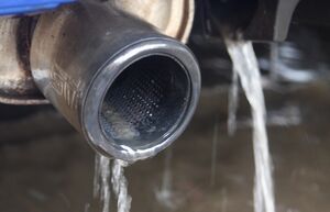 Течет вода из выхлопной трубы автомобиля: почему и что делать