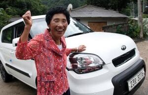 Водительские права с 960-й попытки и авто в подарок: Как 60-летняя продавщица овощей стала знаменитой