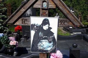 Известный космонавт тайно похоронил девушку на Троекуровском