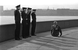 Потерял ноги, а в госпитале нашёл любовь всей жизни: Как сложилась судьба героя-ветерана с фото, ставшего символом памяти