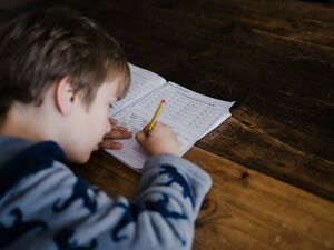 Ученые рассказали, стоит ли делать уроки вместе с ребенком