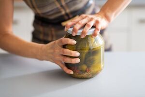 Как вы открываете тугую поворотную крышку