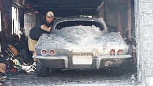 Редкий Corvette C2 1967 года спасли из сгоревшего гаража
