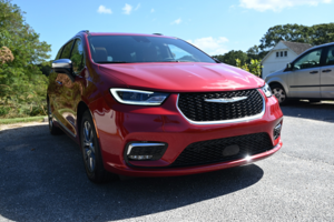 Тест-драйв Chrysler Pacifica PHEV 2026: новый взгляд на минивэны