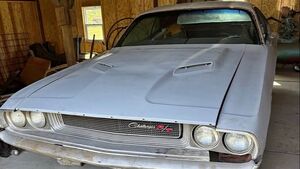 Редкий Dodge Challenger R/T 1970 года скрывает фиолетовый окрас под пылью