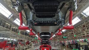 Рабочий требует от Tesla 51 миллион долларов за нападение робота на заводе