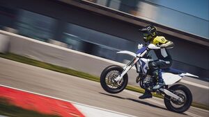 Husqvarna FS 450 2026: обновления для трека и свежий облик