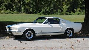 Редкий Shelby GT350 1967 года: уникальный экземпляр с мощным мотором
