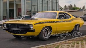 Ярко-желтый Plymouth Barracuda 1970 года с мощным Hemi V8 удивляет публику
