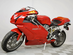Редкий Ducati 749 2003 года с минимальным пробегом ушел за 7800 долларов