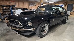 Редкий Ford Mustang Boss 429 1969 года сохранил заводские шины и детали
