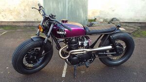 Яркий кастом Yamaha XS650: желтая фара и фиолетовый бак в стиле Brat