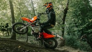 KTM представила обновленный 300 EXC Hardenduro 2026 с модернизированной подвеской