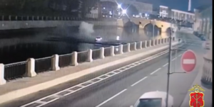 В Петербурге водитель Porsche Cayenne попал под следствие после падения в реку