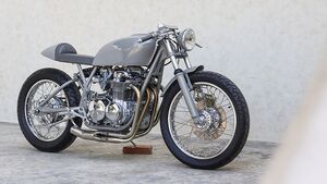 Уникальный Honda CB550K превратили в стильный кафе-рейсер с минималистичным дизайном