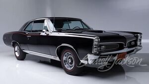 Редкий Pontiac GTO 1967 года найден в оригинальном состоянии с эмблемой дилера