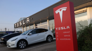 Tesla вновь сталкивается с провалом продаж, Stellantis инвестирует в США