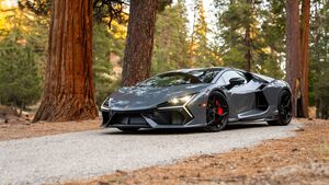 Lamborghini Revuelto бросает вызов законам физики и здравому смыслу