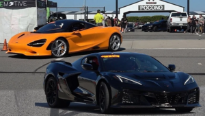 Суперкар Chevrolet Corvette ZR1 и McLaren 750S устроили гонку на шоссе