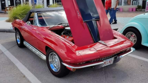 Редкий кабриолет Chevrolet Corvette 1967 года в ярко-красном цвете удивил мотором