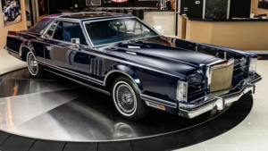 Редкий Lincoln Continental Mark V 1979 года в синем цвете и с мощным V8