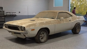 Редкий Dodge Challenger 1974 года впервые помыли за 31 год и нашли неприятный сюрприз