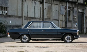 Ретро Mercedes-Benz 250 1972 года возвращает атмосферу мод-революции 70-х