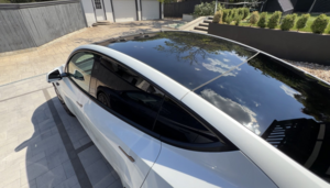 Почему в Tesla Model Y Standard установили непрозрачную стеклянную крышу