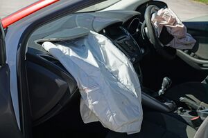 Почему автомобили с правым рулем остаются скрытой угрозой на дорогах России