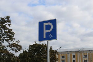 В Москве массово эвакуируют машины за парковку на местах для инвалидов