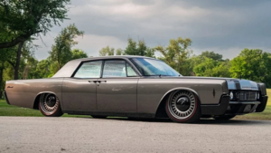 Почти полмиллиона долларов ушло на рестомод Lincoln Continental 1966 года