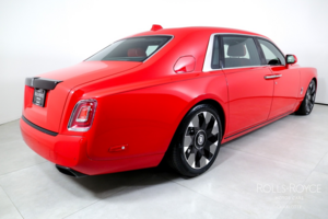 Редкий Rolls-Royce Phantom в ярко-красном цвете удивил ценой и роскошью