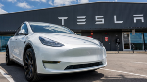 Крупная страховая компания готова почти бесплатно страховать пробег Tesla с FSD