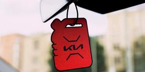 Владельцам электромобилей Kia предложили освежитель воздуха с ароматом бензина и масла