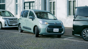 В России начали продавать японский семейный гибрид Toyota Sienta по цене Lada Vesta