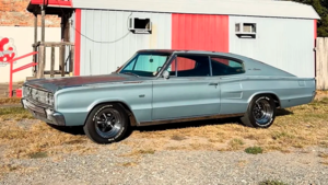 Редкий Dodge Charger 1966 года простоял 40 лет и удивил находкой под капотом