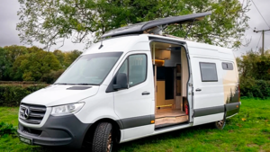 Семейный кемпер Goldie на базе Mercedes-Benz Sprinter удивляет роскошью и практичностью