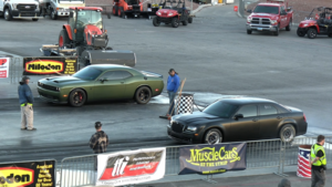 Chrysler 300 SRT8 бросает вызов трем Dodge Hellcat на четверти мили