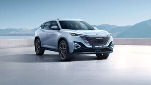 В России стартовали продажи новых кроссоверов Dongfeng Mage и Huge