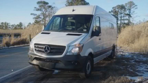 Снаружи обычный фургон, а внутри — современный дом на колесах с просторной ванной