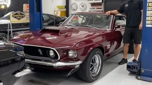 Редкий Ford Mustang Boss 429 1969 года в цвете Royal Maroon сохранился в идеальном виде
