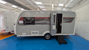 Coachman Laser 480 Xtra 2026: компактный прицеп с роскошью бизнес-класса для двоих