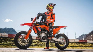 KTM возвращает 450 SMR в 2026 году: новый уровень жесткости и скорости для супермотардов