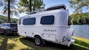 Oliver Legacy Elite – компактный и доступный дом на колесах из цельного стеклопластика