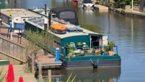 Семья из пяти человек выбрала жизнь на плавучем доме в Лондоне