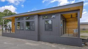 Скандинавский домик-паркхаус с двумя террасами и современным интерьером