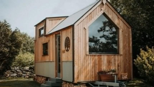 Британский мини авто-дом с атмосферой деревенского уюта и экологичным подходом