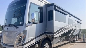 Пара купила новый дом на колесах за 70 млн рублей и столкнулась с проблемами уже через 8 км