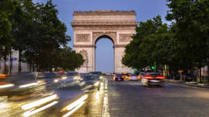 Почему в Париже нет ни одного знака «Стоп» и как там регулируют движение